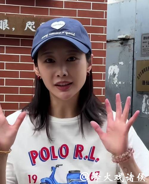 李纯夫妇现身天津海洋馆,马頔胖得没下巴捂得严实,被调侃像父女 李纯夫妇现身天津海洋馆,马頔胖得没下巴捂得严实,被调侃像父女